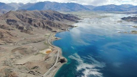 Ngari’de-bulunan-Pangong-Tso-Gölü’nün-kenarındaki-bir-yolu-gösteriyor. Çin Kültür Merkezi
