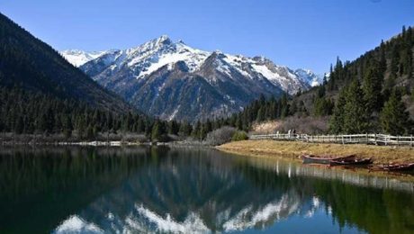 Çin’in-güneybatısındaki-Sichuan-eyaletinde-bulunan-Aba-Tibetan-ve-Qiang-Özerk-İli’ne-bağlı-Heishui-ilçesinde-yer-alan-Dagu-Buzulu’ndaki-Dagu-Gölü’nün-manzarası Çin Kültür Merkezi